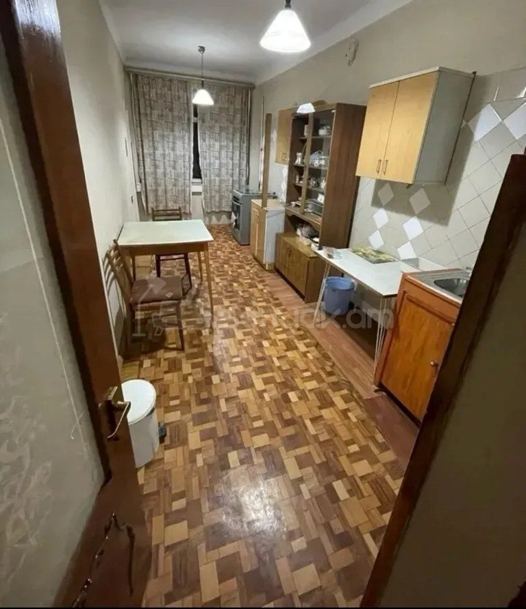 3 Սենյականոց Բնակարան Քարե Շենքում, 92քմ, 3/6 հարկ, Նորմալ Վիճակում