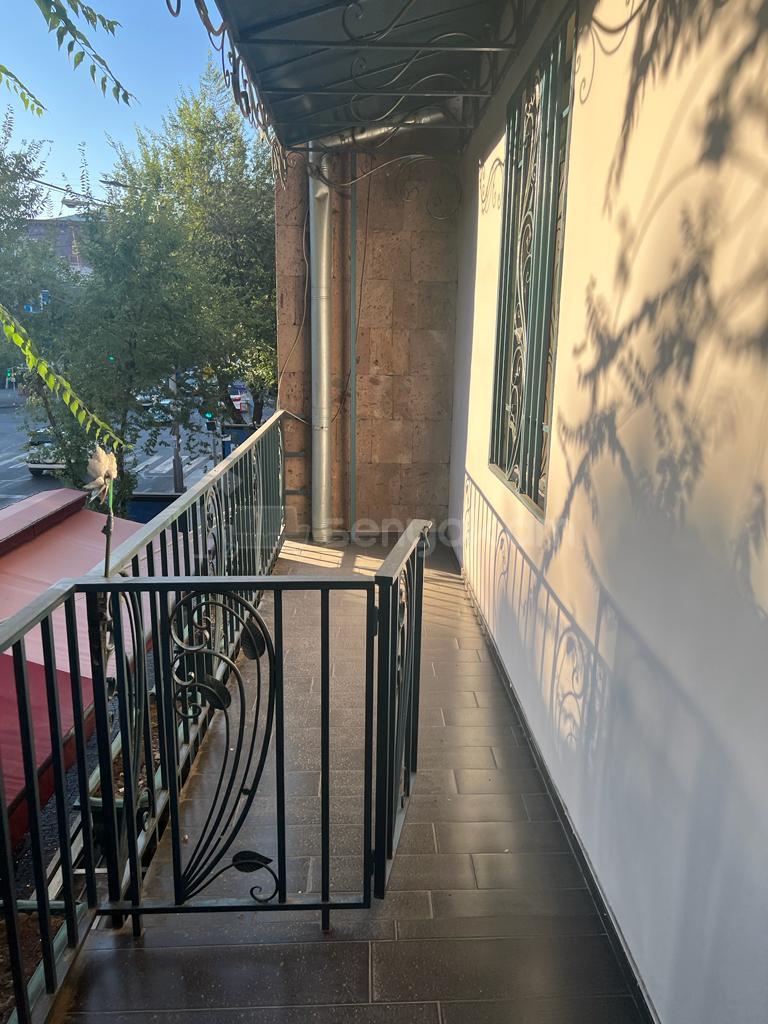 3 Սենյականոց Բնակարան Քարե Շենքում, 102քմ, 2/4 հարկ, Կապիտալ Վերանորոգված, Կահավորված, Արևկող