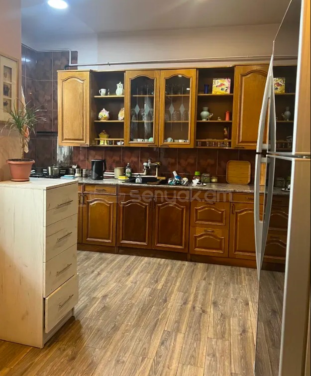 3 Սենյականոց Բնակարան Քարե Շենքում, 82քմ, 5/6 հարկ, Կապիտալ Վերանորոգված