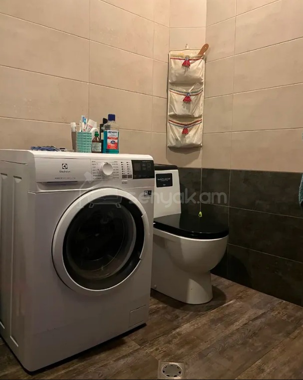 3 Սենյականոց Բնակարան Քարե Շենքում, 82քմ, 5/6 հարկ, Կապիտալ Վերանորոգված