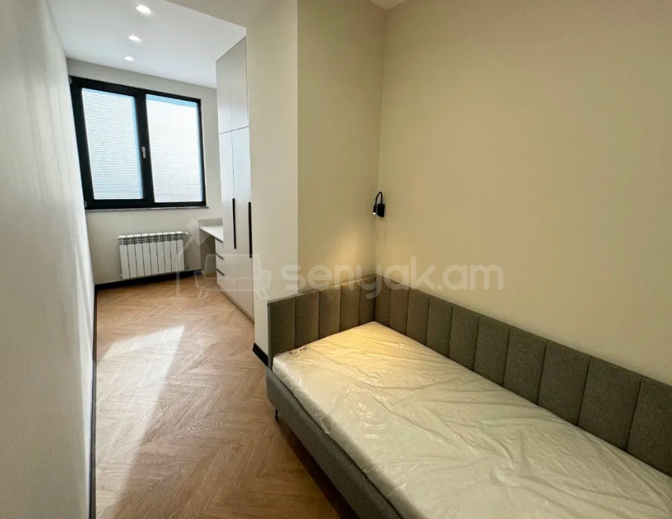 4 Սենյականոց Բնակարան Քարե Շենքում, 80քմ, 4/5 հարկ, Դիզայներական Վերանորոգված