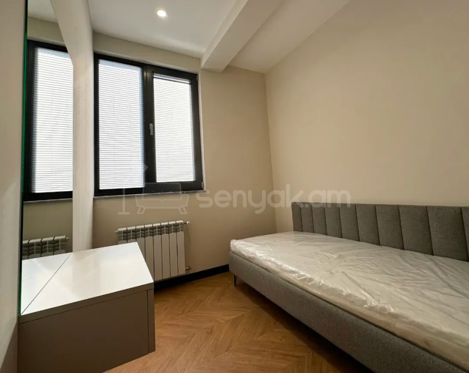 4 Սենյականոց Բնակարան Քարե Շենքում, 80քմ, 4/5 հարկ, Դիզայներական Վերանորոգված