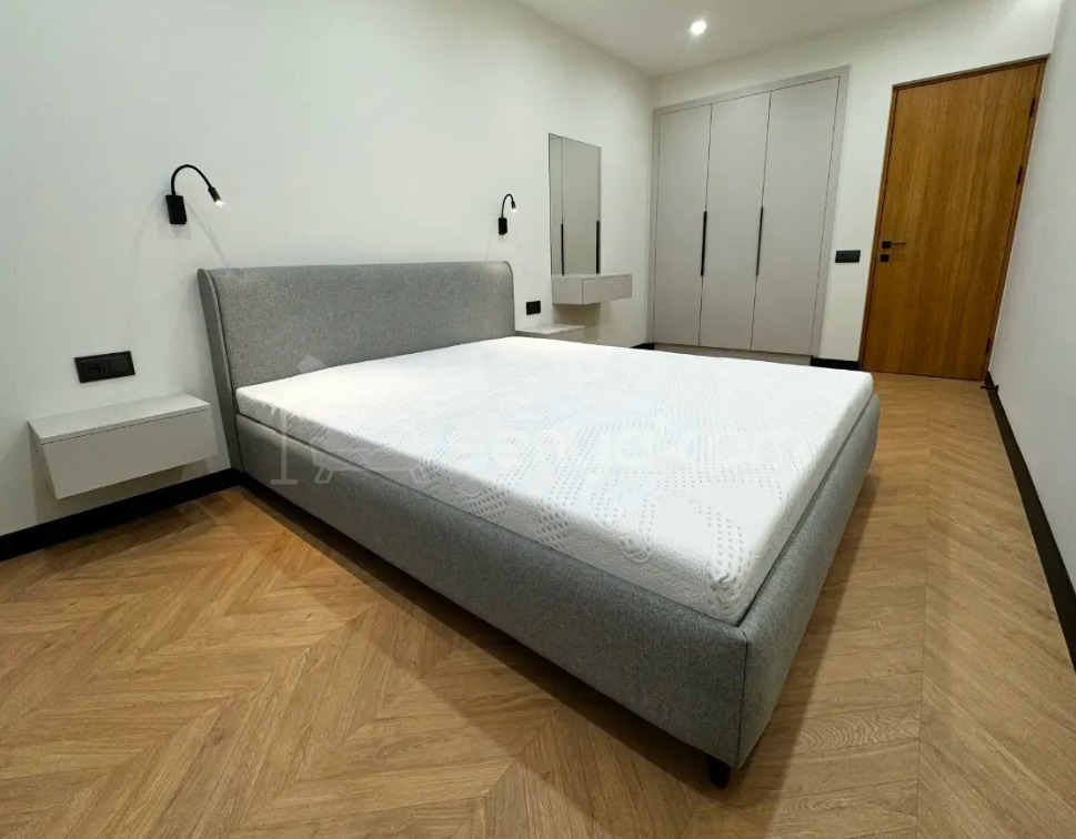 4 Սենյականոց Բնակարան Քարե Շենքում, 80քմ, 4/5 հարկ, Դիզայներական Վերանորոգված
