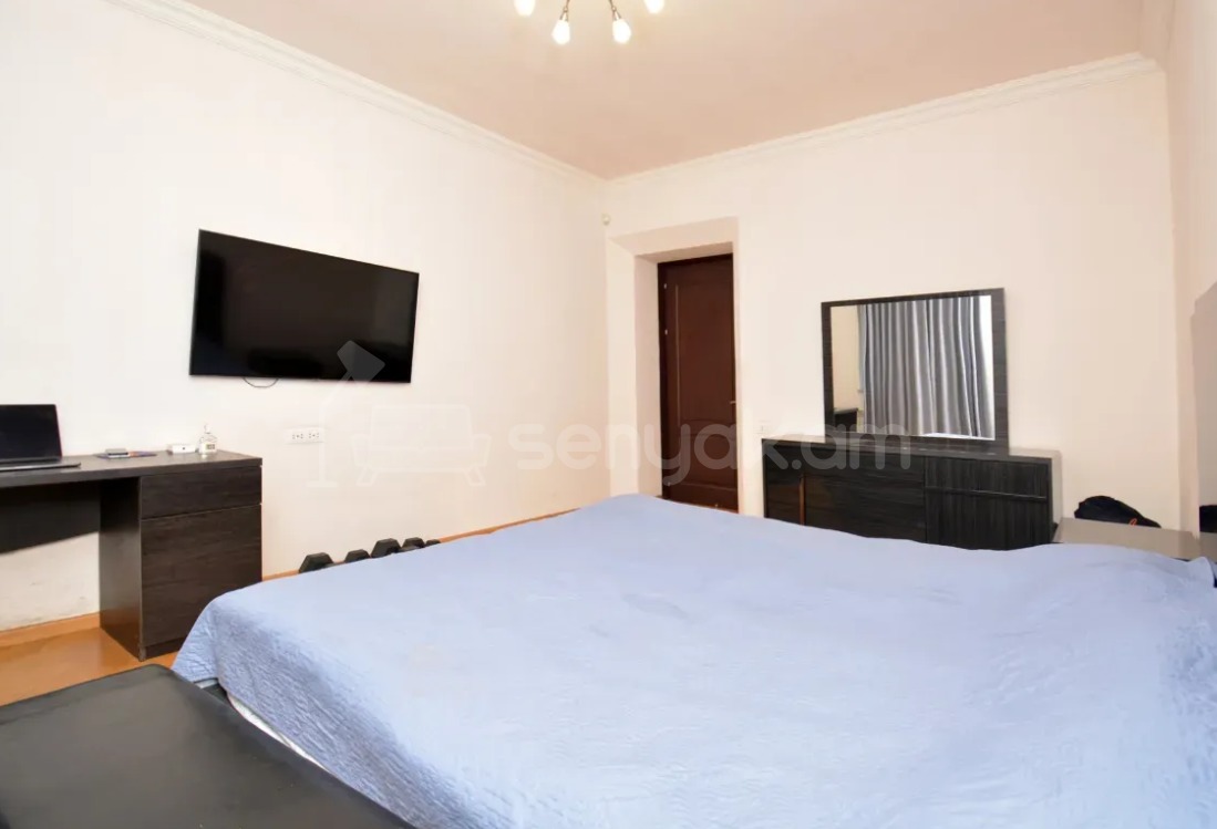 5 Սենյականոց Բնակարան Քարե Շենքում, 200քմ, 3/4 հարկ, Դիզայներական Վերանորոգված