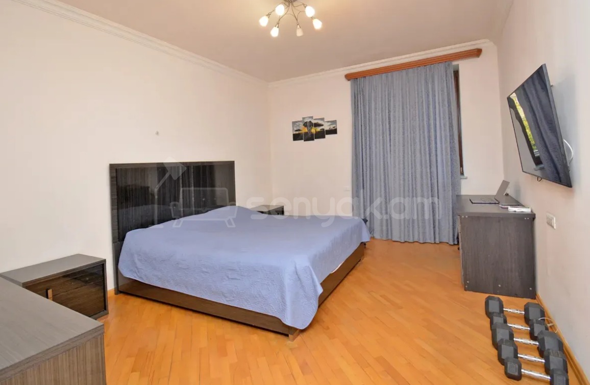 5 Սենյականոց Բնակարան Քարե Շենքում, 200քմ, 3/4 հարկ, Դիզայներական Վերանորոգված