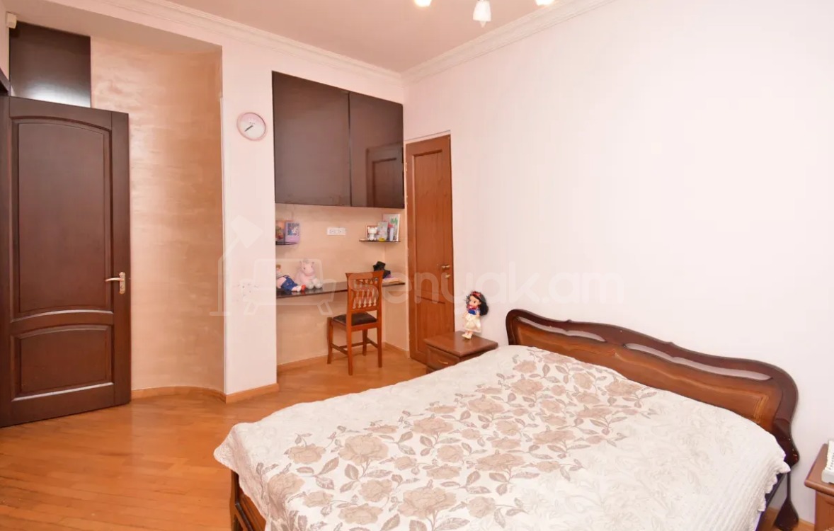 5 Սենյականոց Բնակարան Քարե Շենքում, 200քմ, 3/4 հարկ, Դիզայներական Վերանորոգված