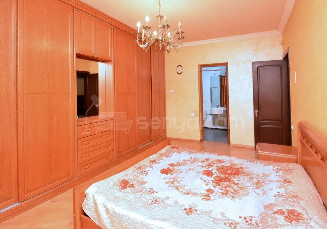 5 Սենյականոց Բնակարան Քարե Շենքում, 200քմ, 3/4 հարկ, Դիզայներական Վերանորոգված