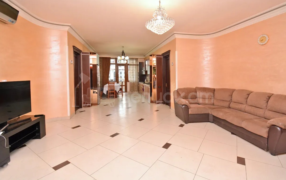 5 Սենյականոց Բնակարան Քարե Շենքում, 200քմ, 3/4 հարկ, Դիզայներական Վերանորոգված