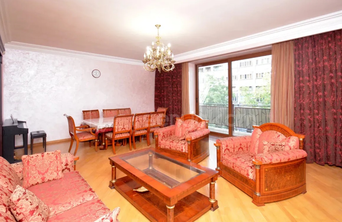 5 Սենյականոց Բնակարան Քարե Շենքում, 200քմ, 3/4 հարկ, Դիզայներական Վերանորոգված
