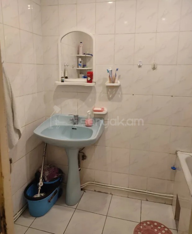 3 Սենյականոց Բնակարան Քարե Շենքում, 69քմ, 4/5 հարկ, Պետական Վիճակում