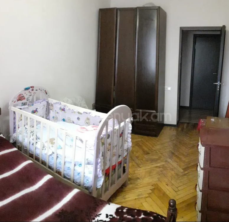 3 Սենյականոց Բնակարան Քարե Շենքում, 70քմ, 5/5 հարկ, Կապիտալ Վերանորոգված