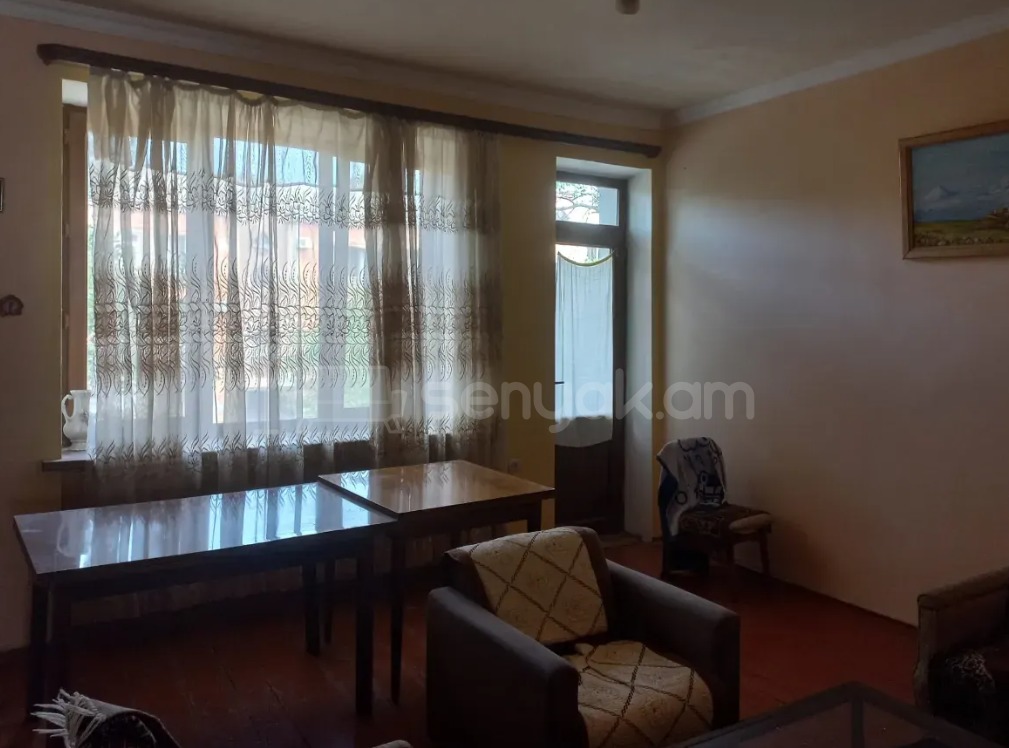 2 Սենյականոց Բնակարան Քարե Շենքում, 61քմ, 2/3 հարկ, Պետական Վիճակում