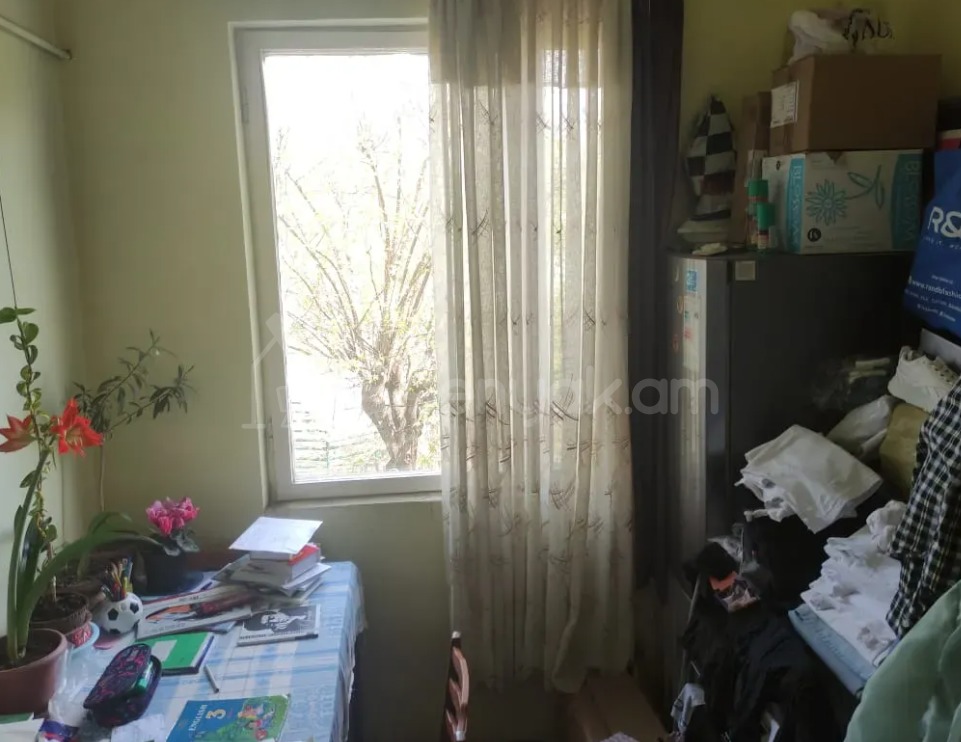 1 Սենյականոց Բնակարան Քարե Շենքում, 52քմ, 2/5 հարկ, Պետական Վիճակում