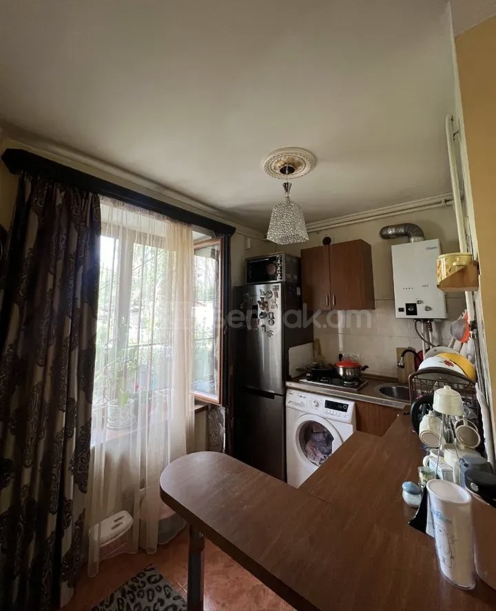 2 Սենյականոց Բնակարան Քարե Շենքում, 45քմ, 2/5 հարկ, Նորմալ Վիճակում, Կահավորված