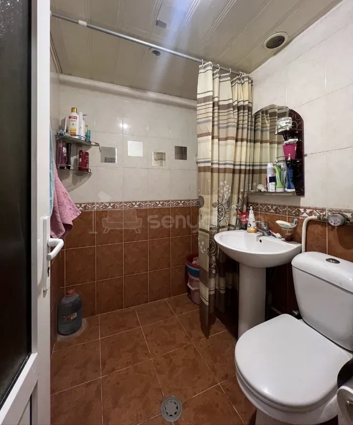 2 Սենյականոց Բնակարան Քարե Շենքում, 45քմ, 2/5 հարկ, Նորմալ Վիճակում, Կահավորված