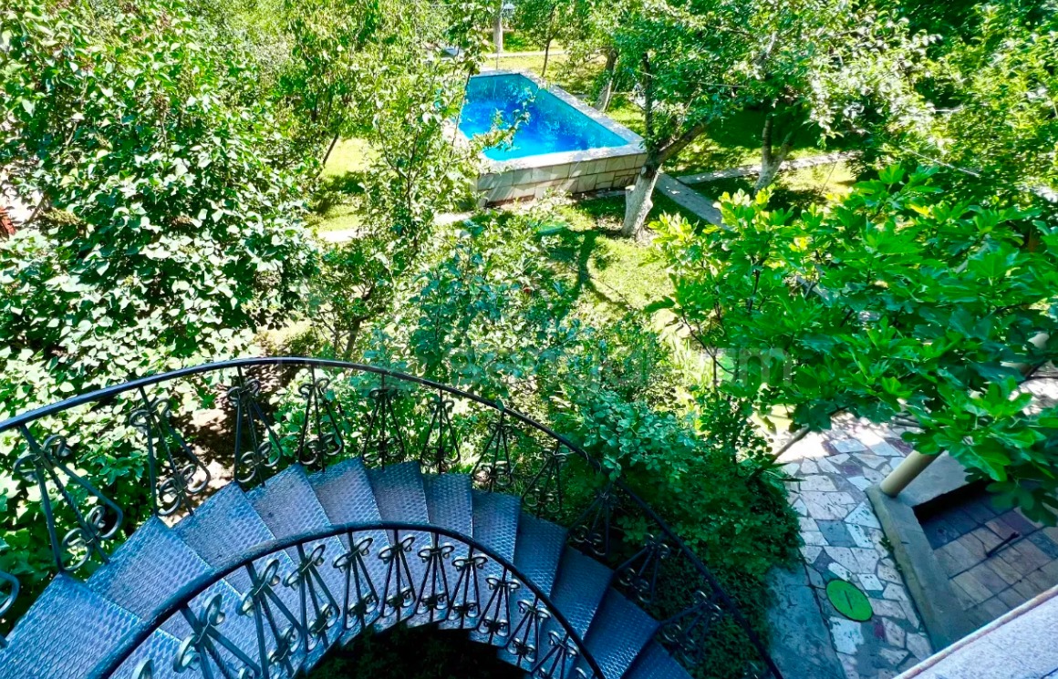 8 Սենյականոց Շքեղ Առանձնատուն, 585քմ