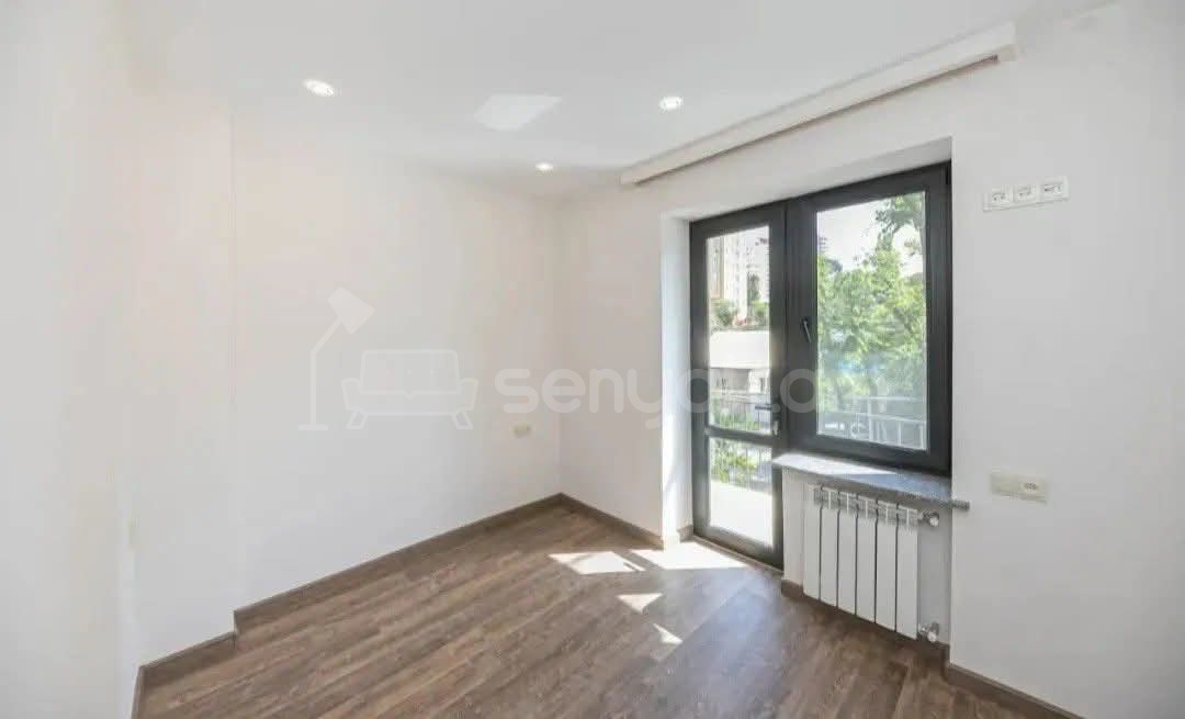 3 Սենյականոց Բնակարան Քարե Շենքում, 78քմ, 3/5 հարկ, Դիզայներական Վերանորոգված