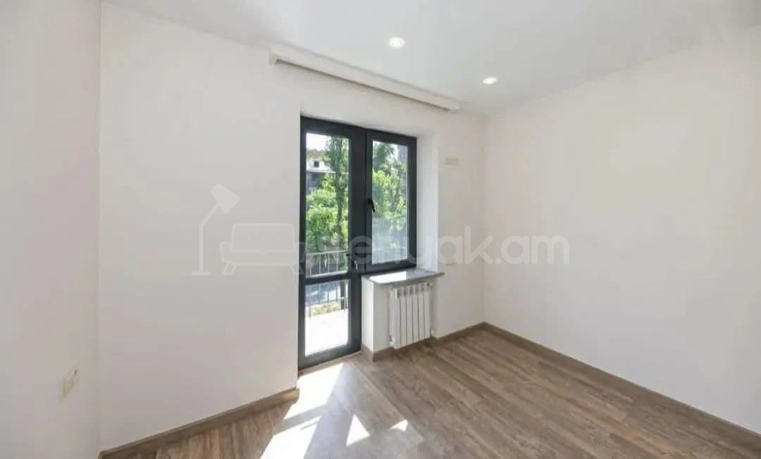 3 Սենյականոց Բնակարան Քարե Շենքում, 78քմ, 3/5 հարկ, Դիզայներական Վերանորոգված