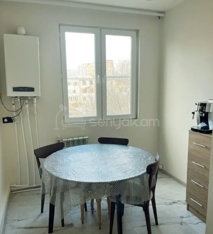 3 Սենյականոց Բնակարան Քարե Շենքում, 70քմ, 4/4 հարկ, Կապիտալ Վերանորոգված