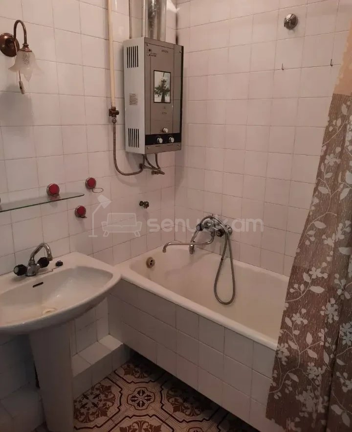 1 Սենյականոց Բնակարան Քարե Շենքում, 48քմ, 3/5 հարկ, Կոսմետիկ Վերանորոգված, Կահավորված