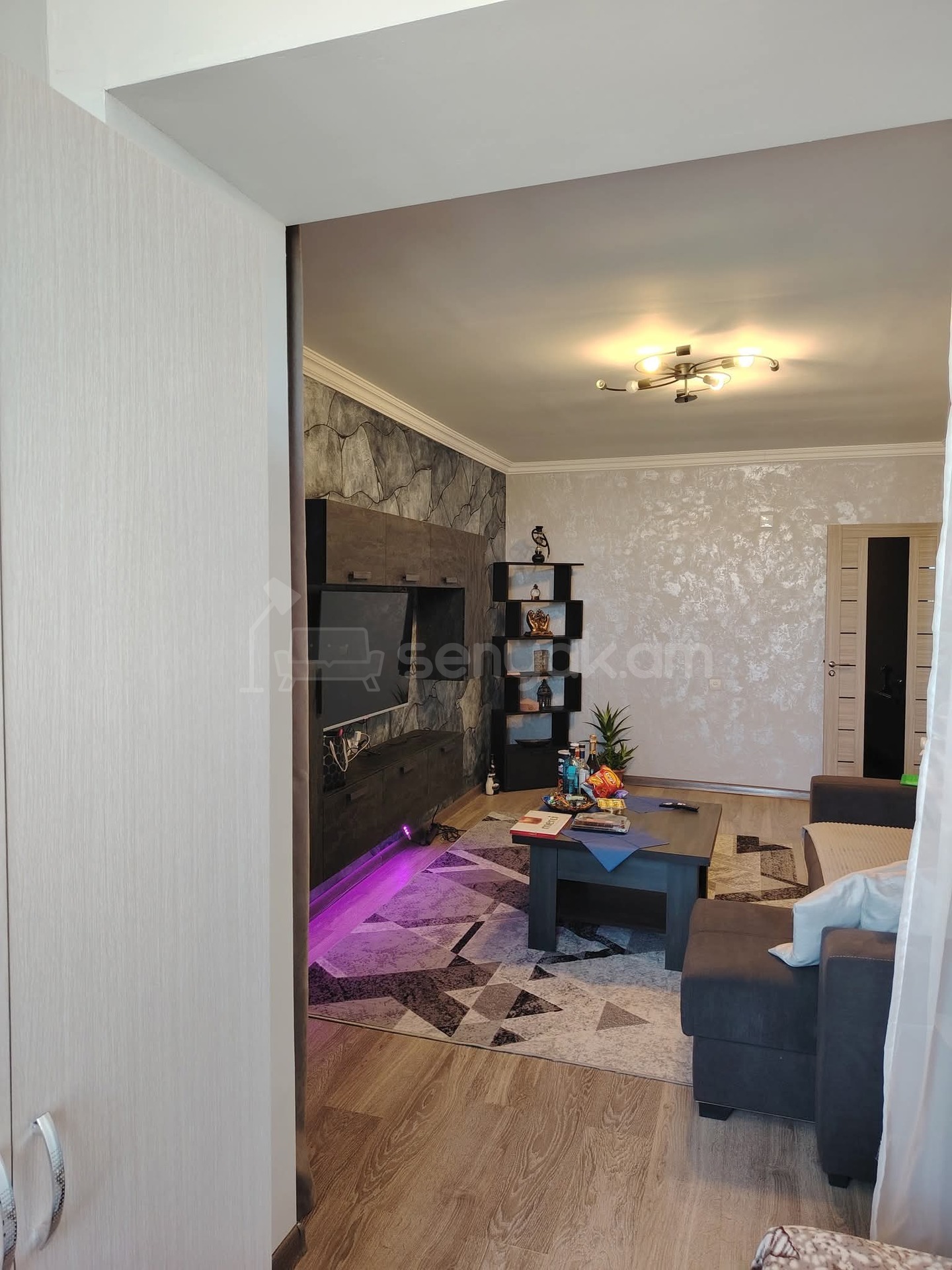 2 Սենյականոց Բնակարան Քարե Շենքում, 40քմ, 5/5 հարկ, Կապիտալ Վերանորոգված