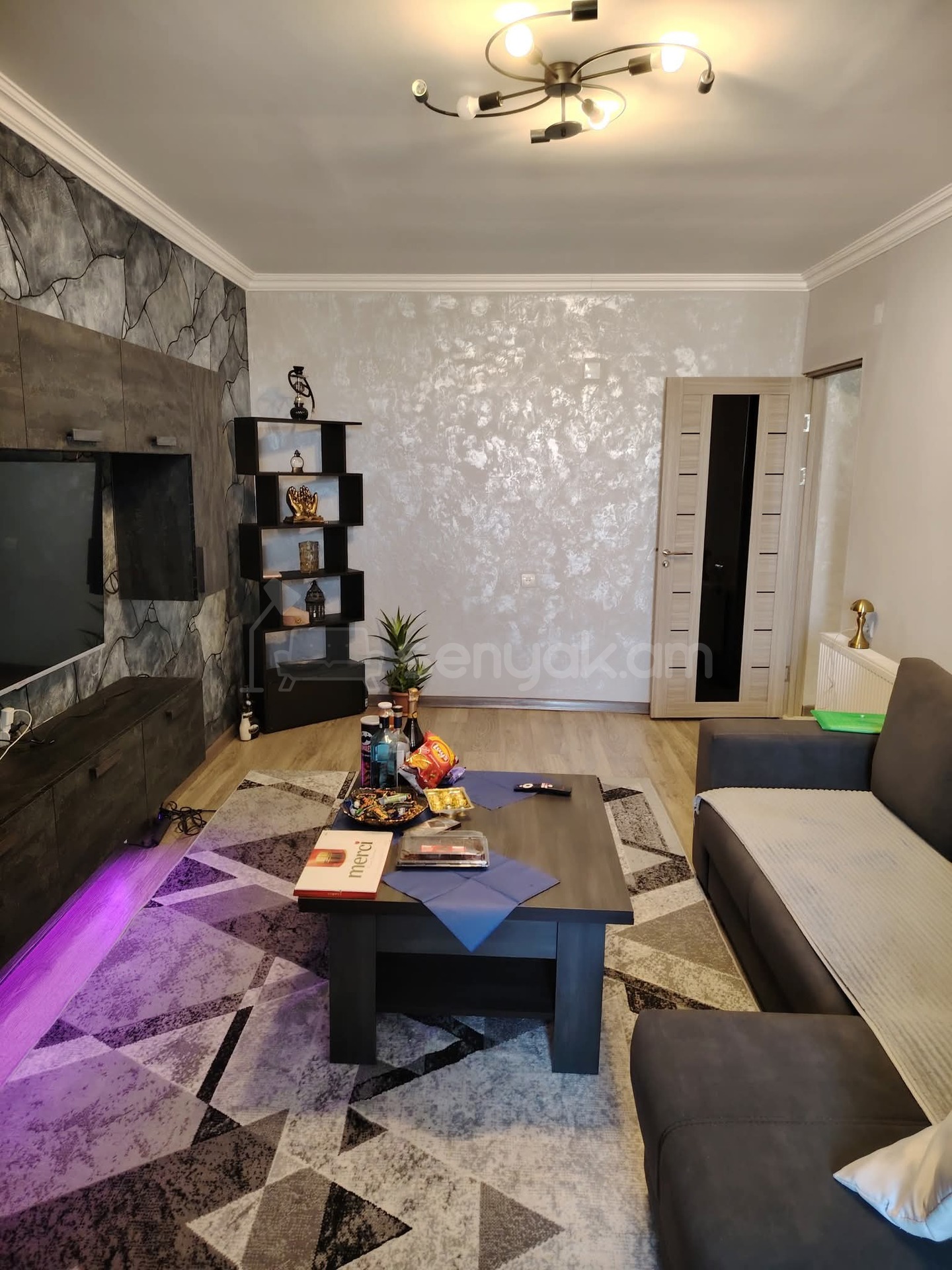 2 Սենյականոց Բնակարան Քարե Շենքում, 40քմ, 5/5 հարկ, Կապիտալ Վերանորոգված