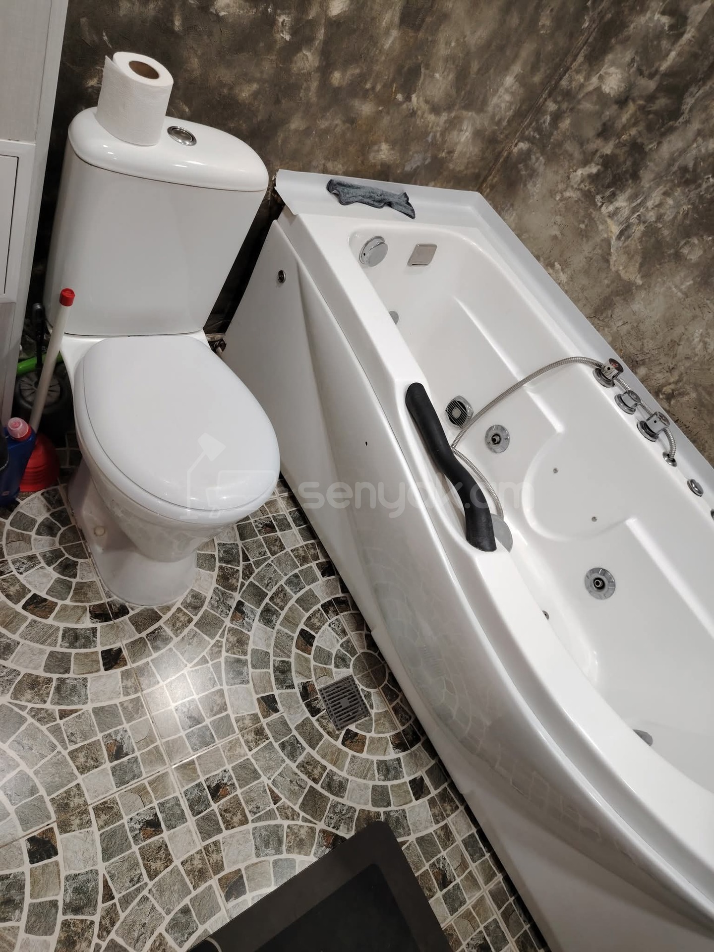 2 Սենյականոց Բնակարան Քարե Շենքում, 40քմ, 5/5 հարկ, Կապիտալ Վերանորոգված