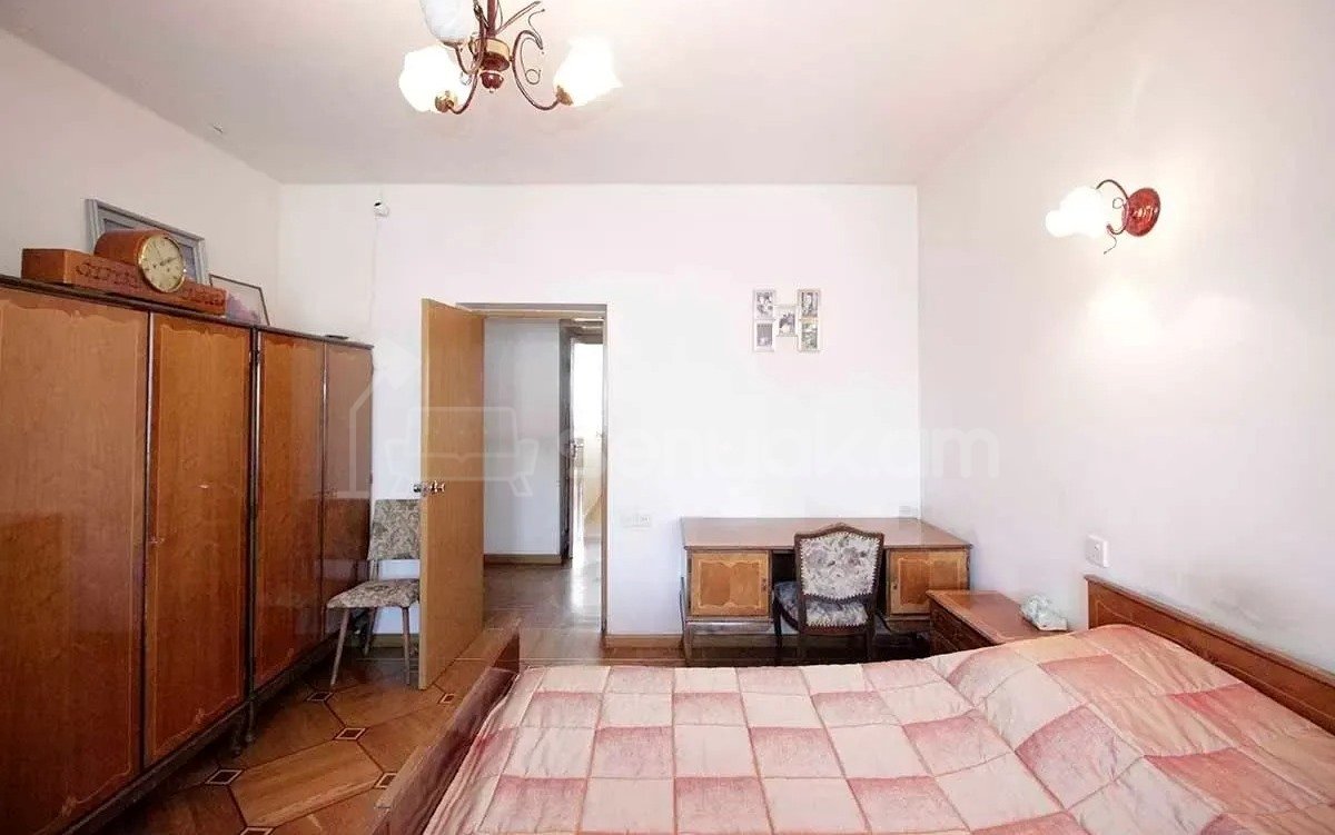 3 Սենյականոց Բնակարան Քարե Շենքում, 96քմ, 5/5 հարկ, Կապիտալ Վերանորոգված