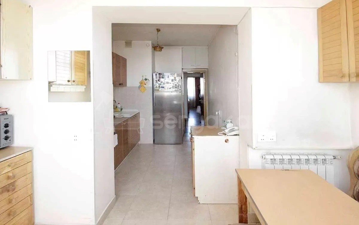 3 Սենյականոց Բնակարան Քարե Շենքում, 96քմ, 5/5 հարկ, Կապիտալ Վերանորոգված