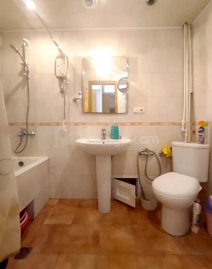 3 Սենյականոց Բնակարան Քարե Շենքում, 96քմ, 5/5 հարկ, Կապիտալ Վերանորոգված