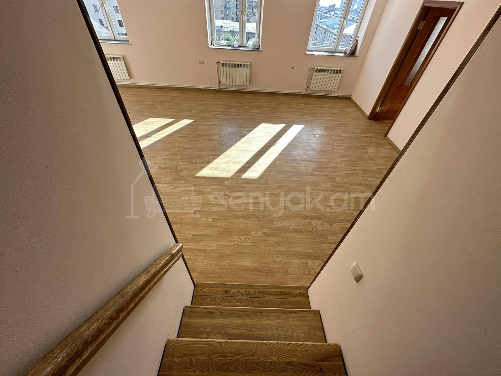 3 Սենյականոց Բնակարան Քարե Շենքում, 94քմ, 6/7 հարկ, Կապիտալ Վերանորոգված