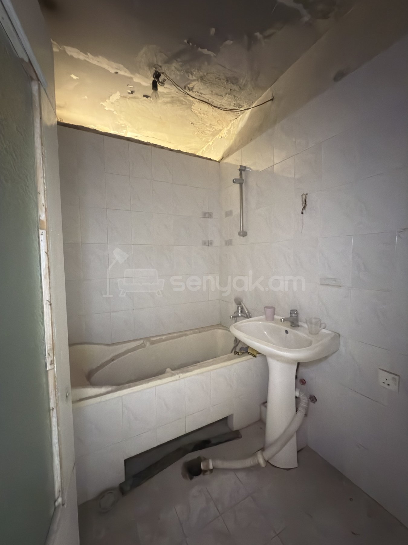 1 Սենյականոց Բնակարան Քարե Շենքում, 63քմ, 3/5 հարկ, Կապիտալ Վերանորոգված