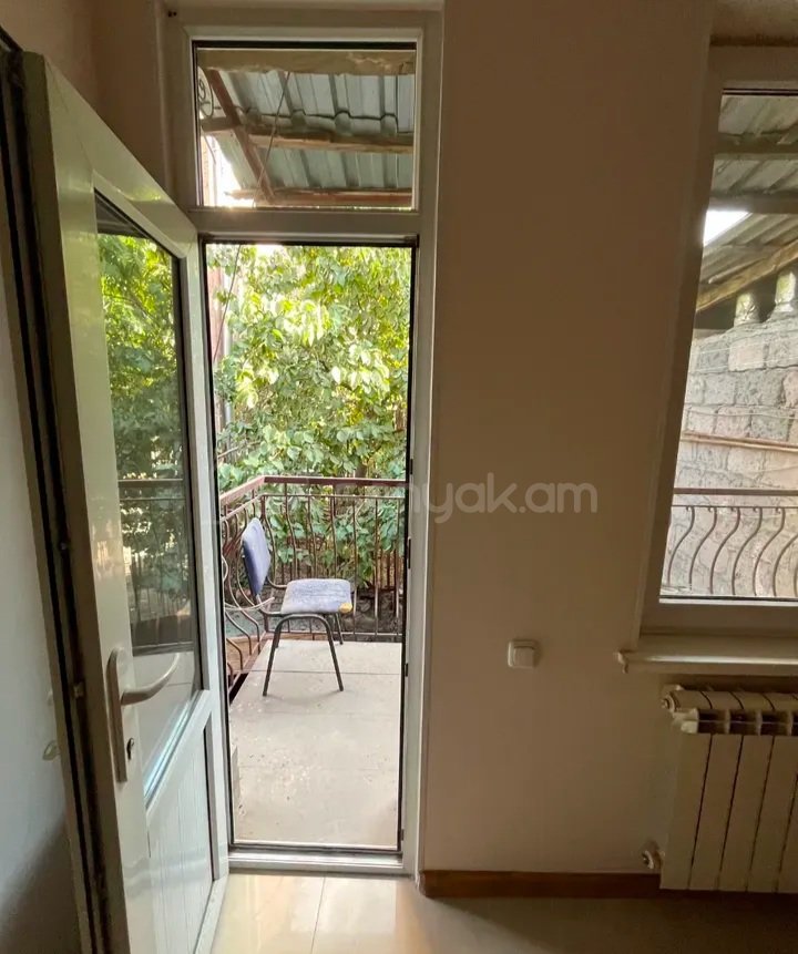 3 Սենյականոց Բնակարան Քարե Շենքում, 70քմ, 2/2 հարկ, Կապիտալ Վերանորոգված, Կահավորված