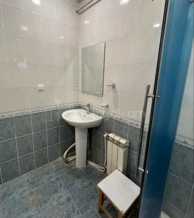 3 Սենյականոց Բնակարան Քարե Շենքում, 70քմ, 2/2 հարկ, Կապիտալ Վերանորոգված, Կահավորված