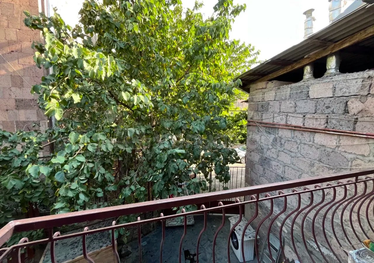 3 Սենյականոց Բնակարան Քարե Շենքում, 70քմ, 2/2 հարկ, Կապիտալ Վերանորոգված, Կահավորված