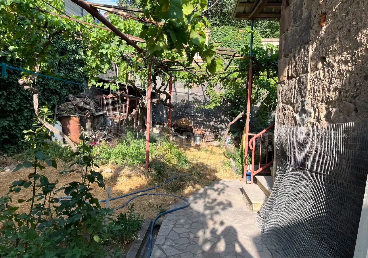 3 Սենյականոց Բնակարան Քարե Շենքում, 70քմ, 2/2 հարկ, Կապիտալ Վերանորոգված, Կահավորված