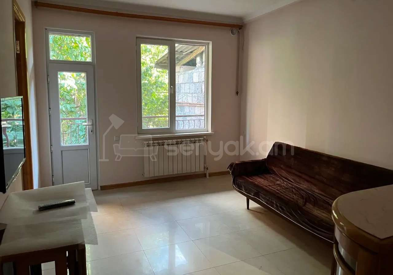 3 Սենյականոց Բնակարան Քարե Շենքում, 70քմ, 2/2 հարկ, Կապիտալ Վերանորոգված, Կահավորված