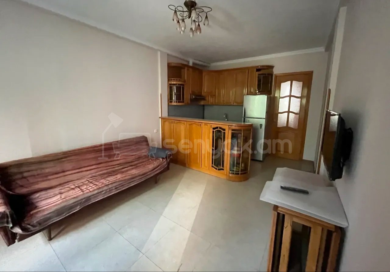 3 Սենյականոց Բնակարան Քարե Շենքում, 70քմ, 2/2 հարկ, Կապիտալ Վերանորոգված, Կահավորված