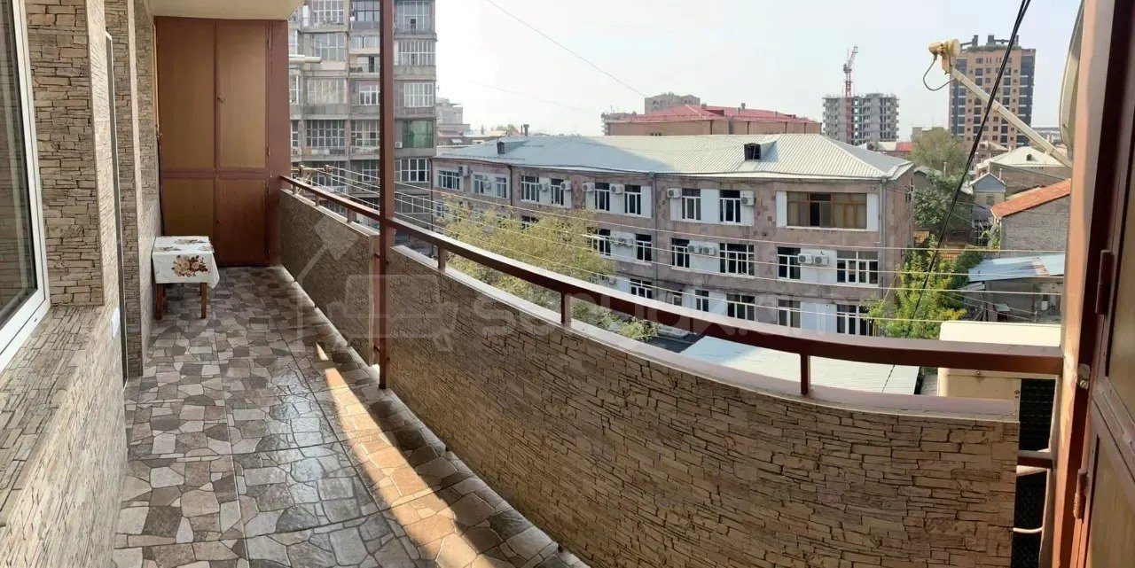 3 Սենյականոց Բնակարան Քարե Շենքում, 123քմ, 4/5 հարկ, Կապիտալ Վերանորոգված