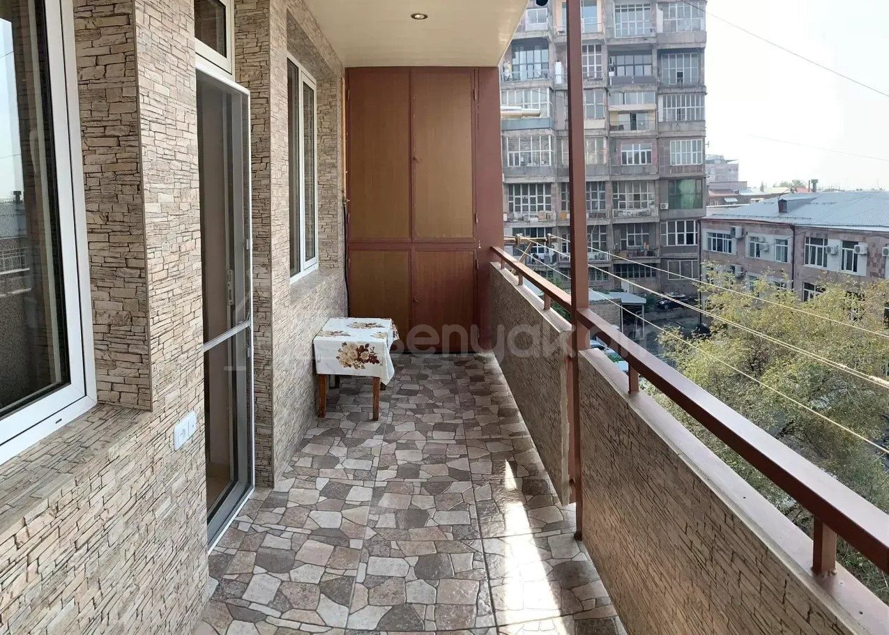3 Սենյականոց Բնակարան Քարե Շենքում, 123քմ, 4/5 հարկ, Կապիտալ Վերանորոգված
