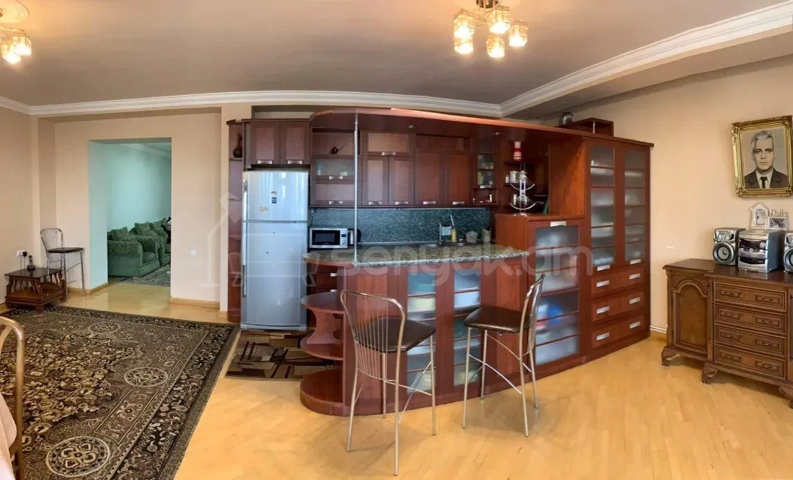 3 Սենյականոց Բնակարան Քարե Շենքում, 123քմ, 4/5 հարկ, Կապիտալ Վերանորոգված