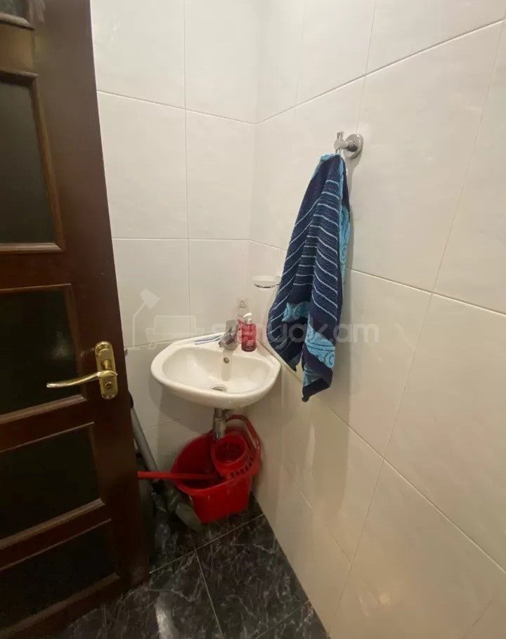 4 Սենյականոց Բնակարան Քարե Շենքում, 90քմ, 1/8 հարկ, Կապիտալ Վերանորոգված