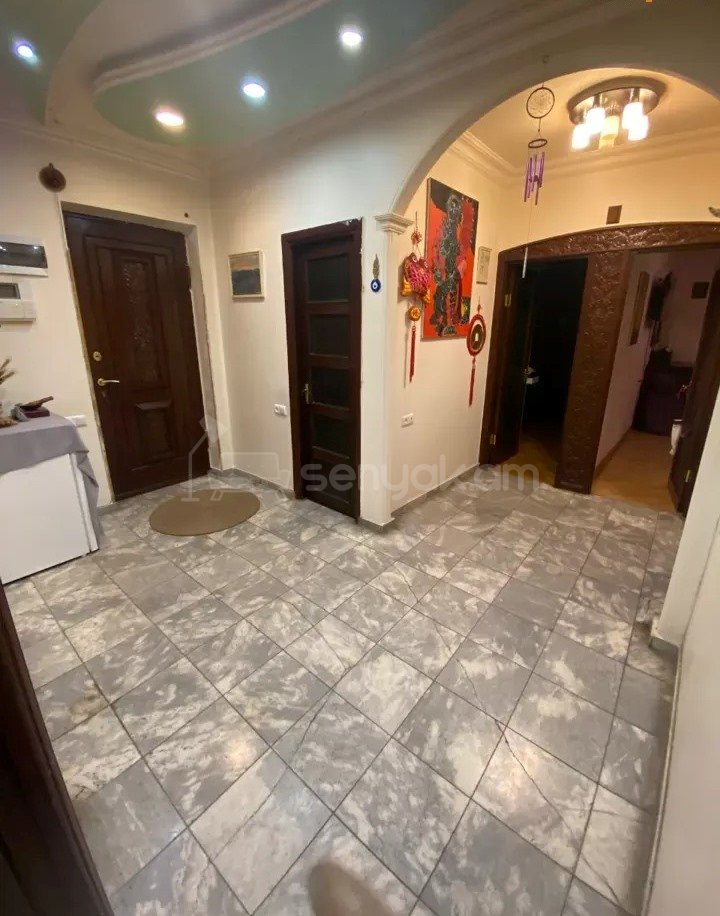 4 Սենյականոց Բնակարան Քարե Շենքում, 90քմ, 1/8 հարկ, Կապիտալ Վերանորոգված