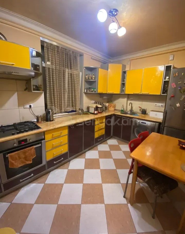 4 Սենյականոց Բնակարան Քարե Շենքում, 90քմ, 1/8 հարկ, Կապիտալ Վերանորոգված