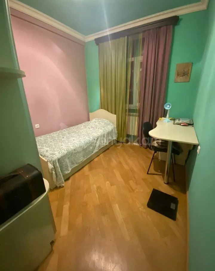 4 Սենյականոց Բնակարան Քարե Շենքում, 90քմ, 1/8 հարկ, Կապիտալ Վերանորոգված