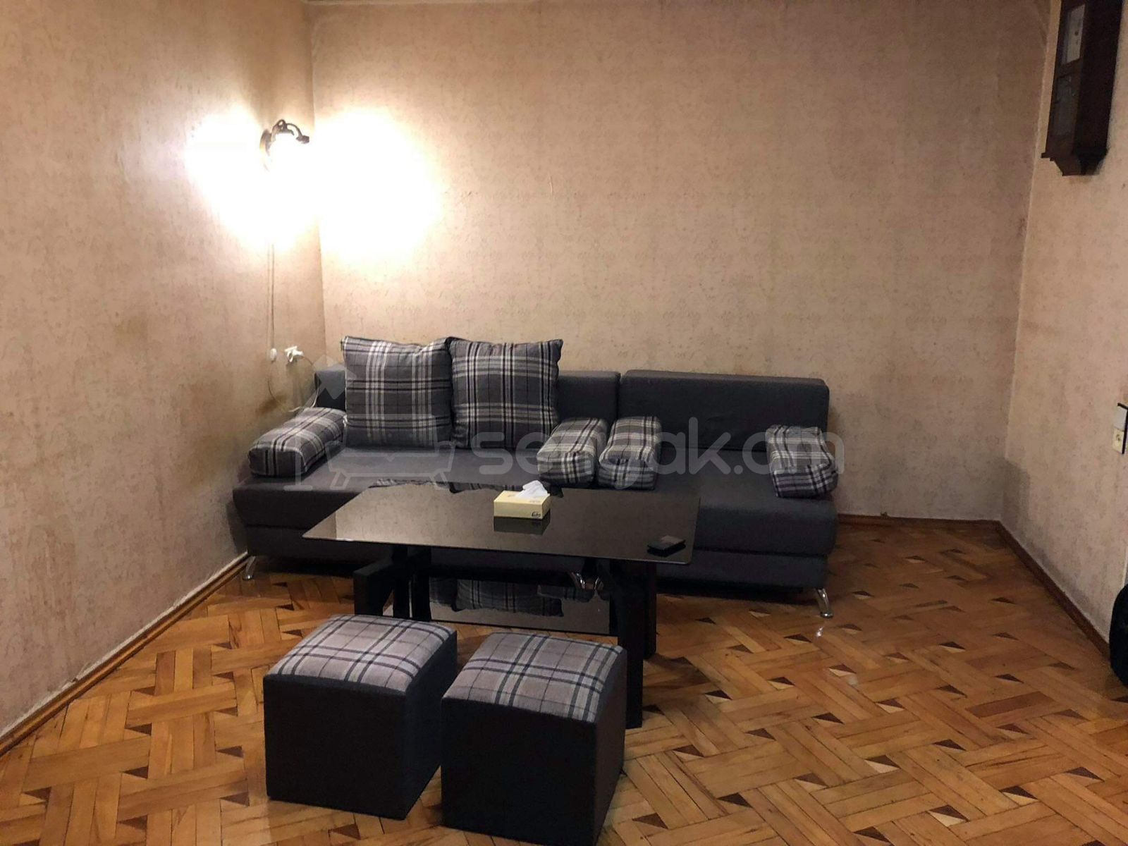 1 Սենյականոց Բնակարան Քարե Շենքում, 29քմ, 1/4 հարկ, Պետական Վիճակում, Մասամբ Կահավորված