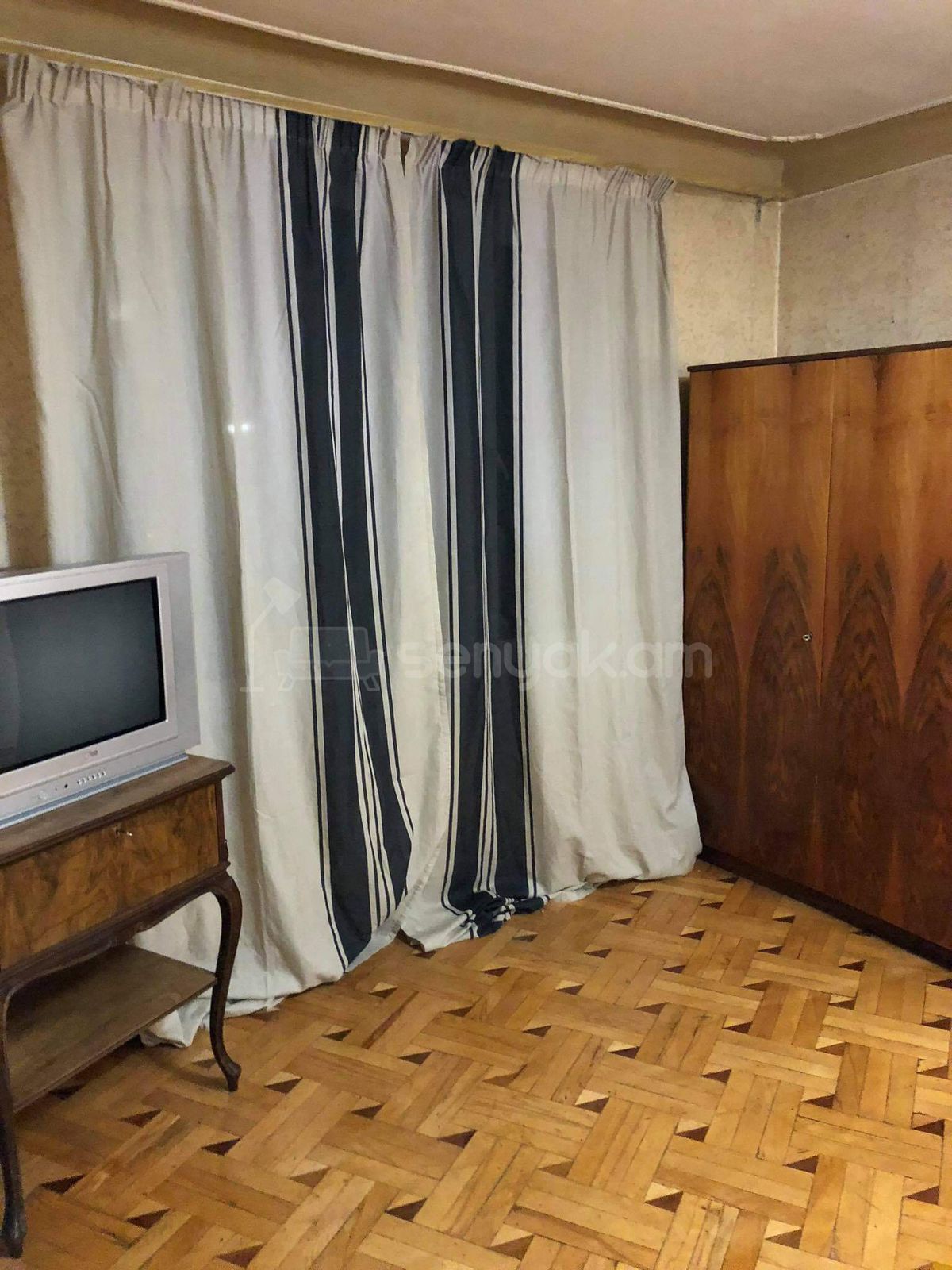 1 Սենյականոց Բնակարան Քարե Շենքում, 29քմ, 1/4 հարկ, Պետական Վիճակում, Մասամբ Կահավորված