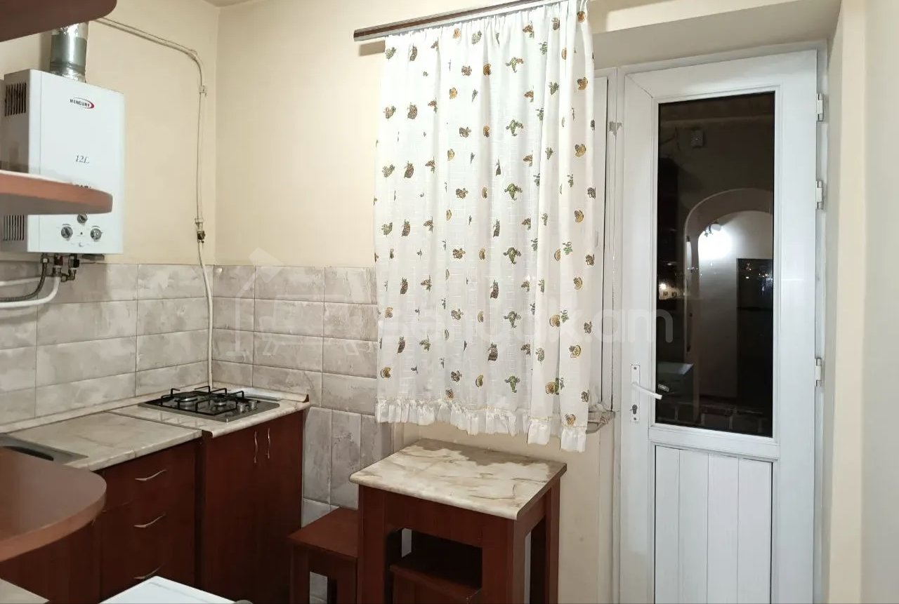 1 Սենյականոց Բնակարան Քարե Շենքում, 40քմ, 4/5 հարկ, Նորմալ Վիճակում, Կահավորված, Արևկող