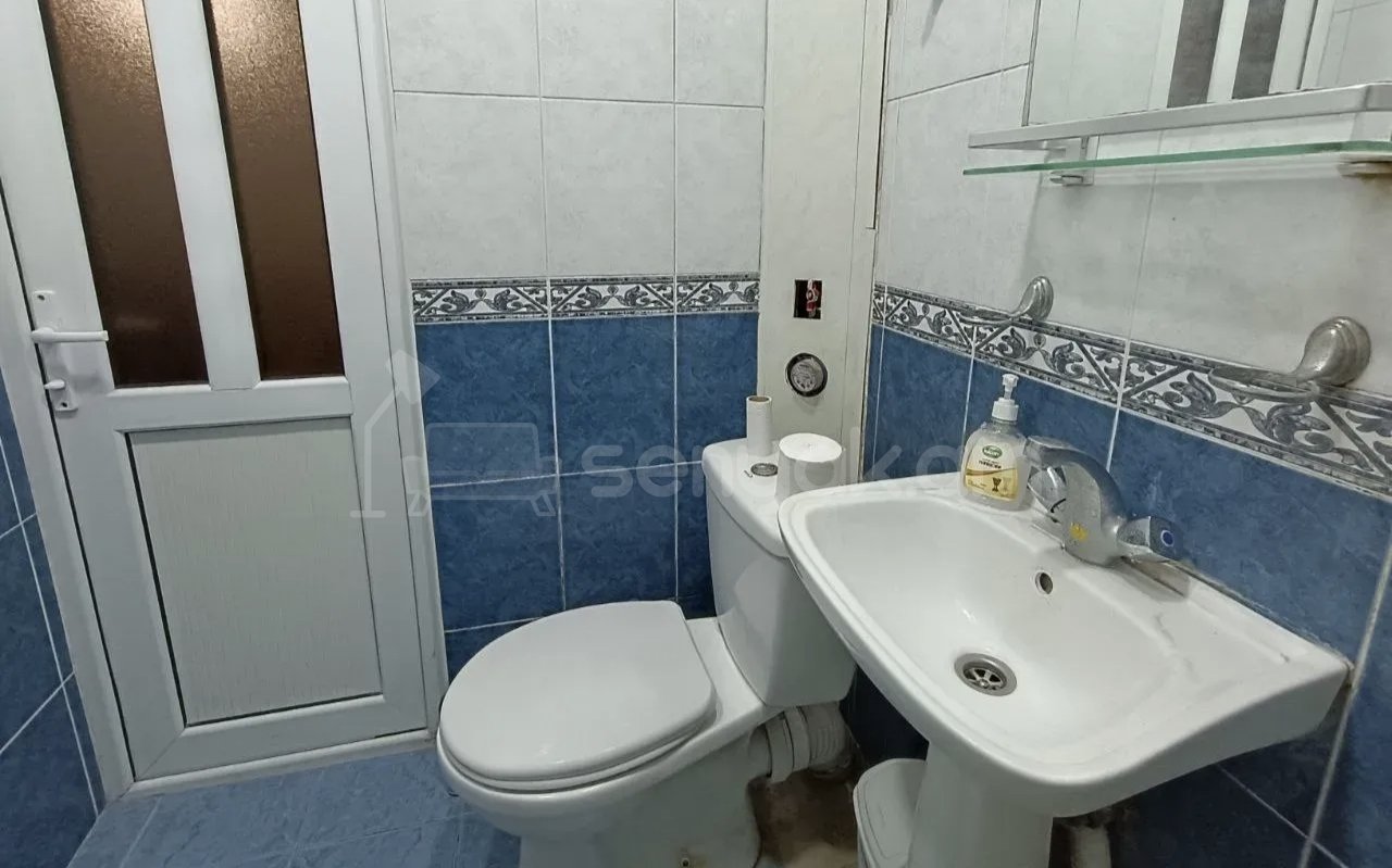 1 Սենյականոց Բնակարան Քարե Շենքում, 40քմ, 4/5 հարկ, Նորմալ Վիճակում, Կահավորված, Արևկող