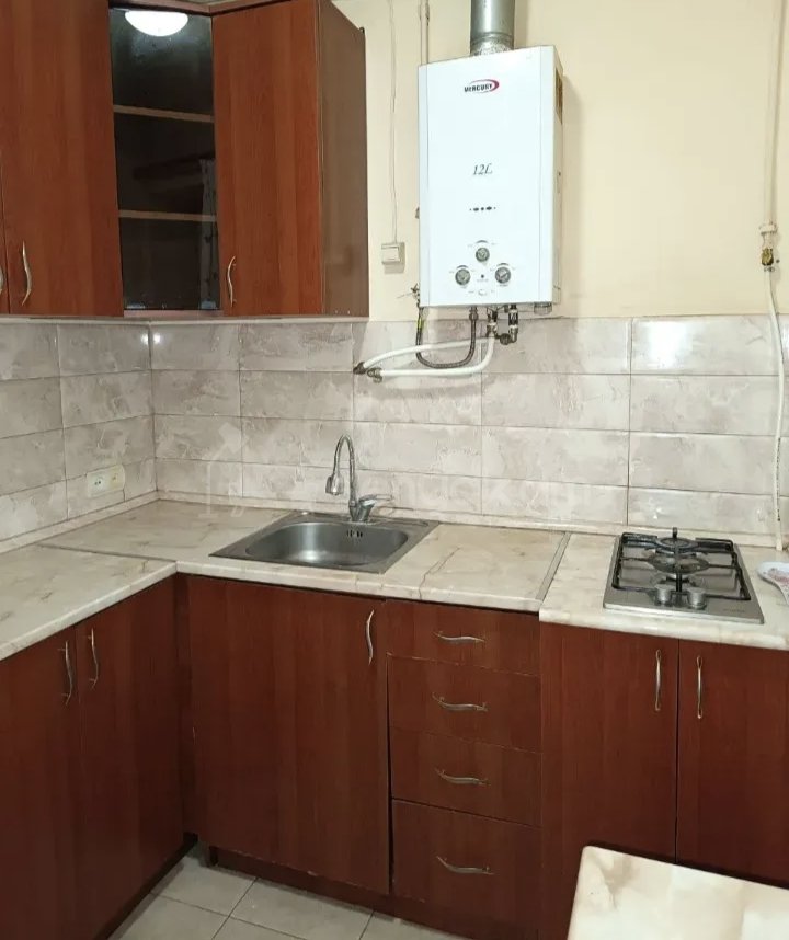 1 Սենյականոց Բնակարան Քարե Շենքում, 40քմ, 4/5 հարկ, Նորմալ Վիճակում, Կահավորված, Արևկող
